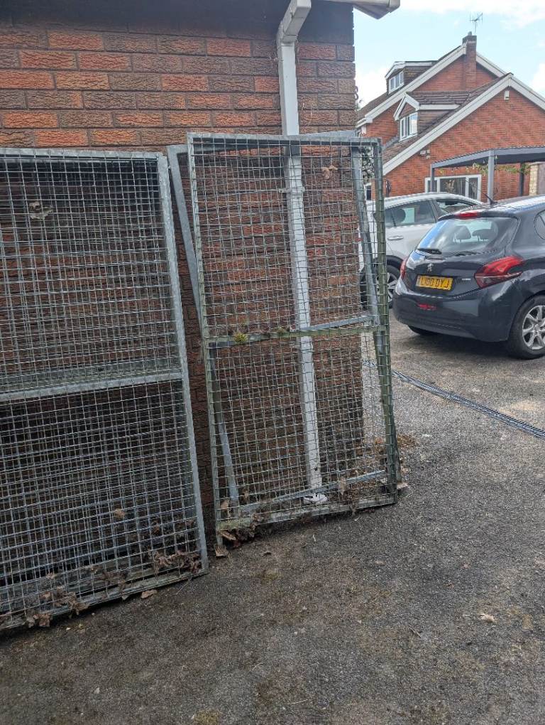 Metal kennel panels and gates 