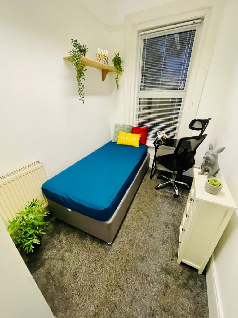 *** Xmas DISCOUNT *** Single room in convenient location, with DESK, access to the garden*** 45 , 8