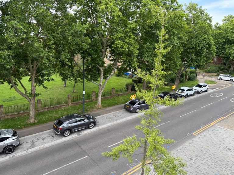 THREE BEDROOM FLAT TO RENT AT CHINGFORD LONDON E4 6ST AREA. 