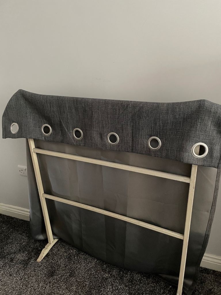 Grey single curtain with eyelets.