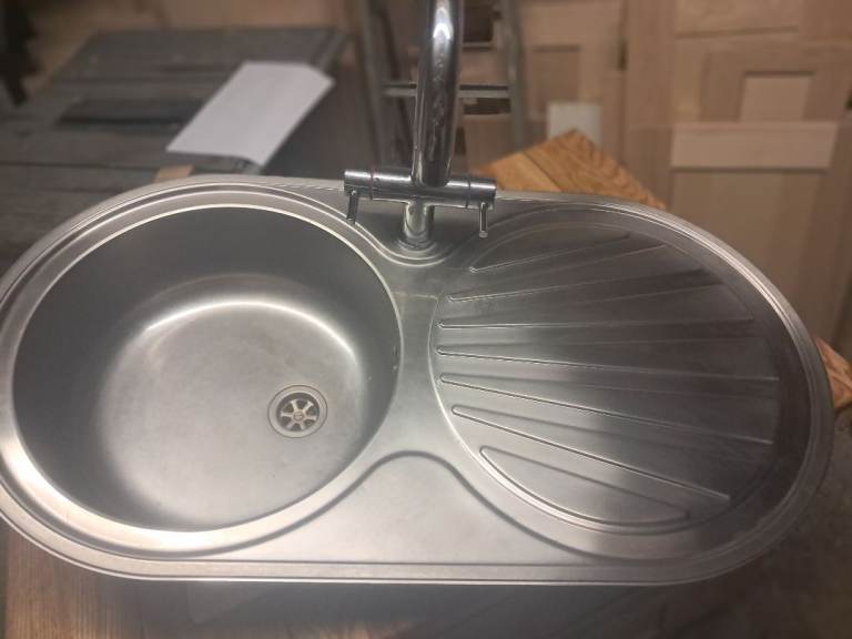Kitchen sink and tap 