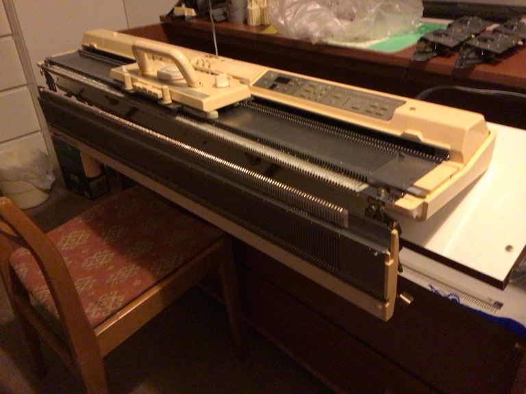 Knitting machine