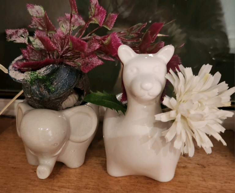 Elephant Ornament Home Decor container will fake flowers
