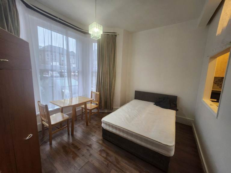 1 Bedroom Ground Floor Flat to Let on Mansfield Road Ilford IG1 3BB