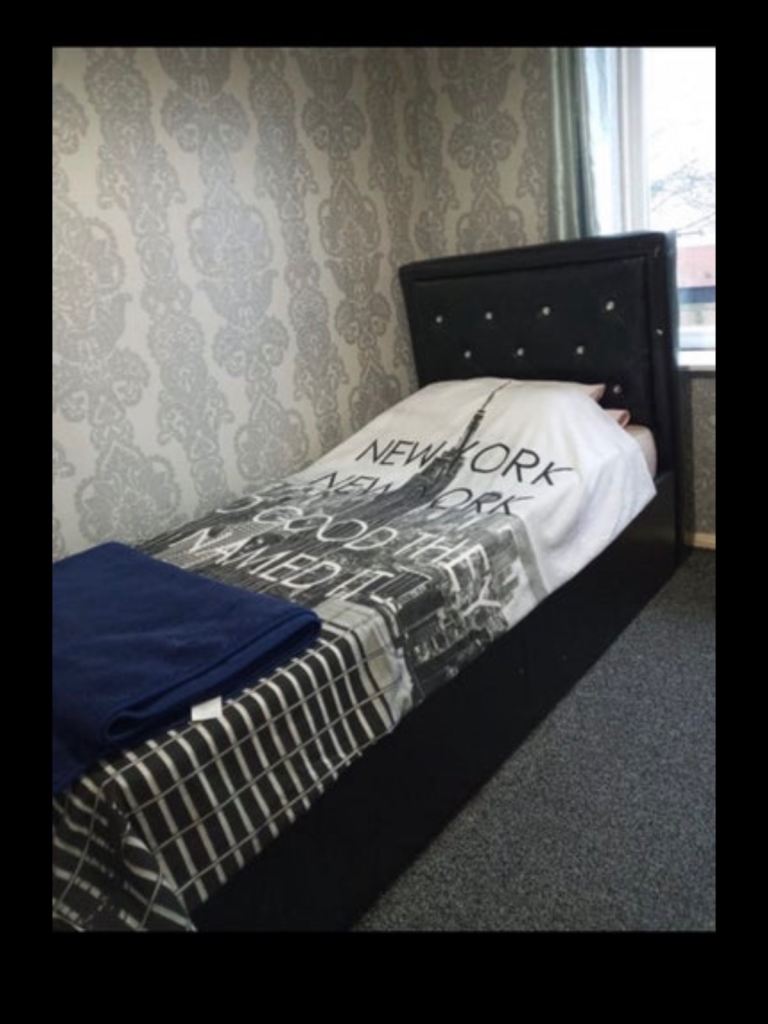Double and single room available B11 