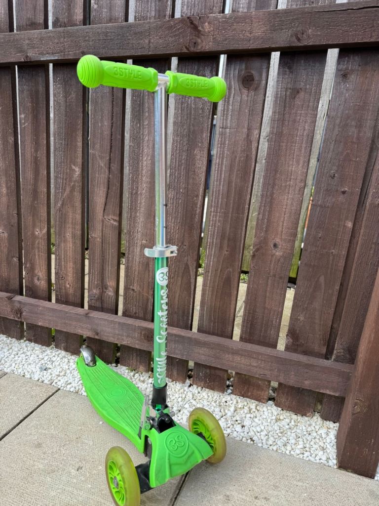 Kids 3 Wheel Scooter with Flashing Light-Up Wheels – Green