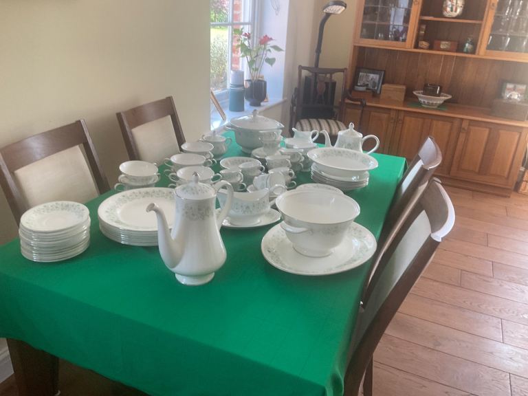 WEDGWOOD bone china dinner service