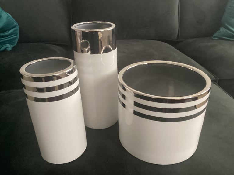 White & silver Ava metallic planter & 2 x matching vases.