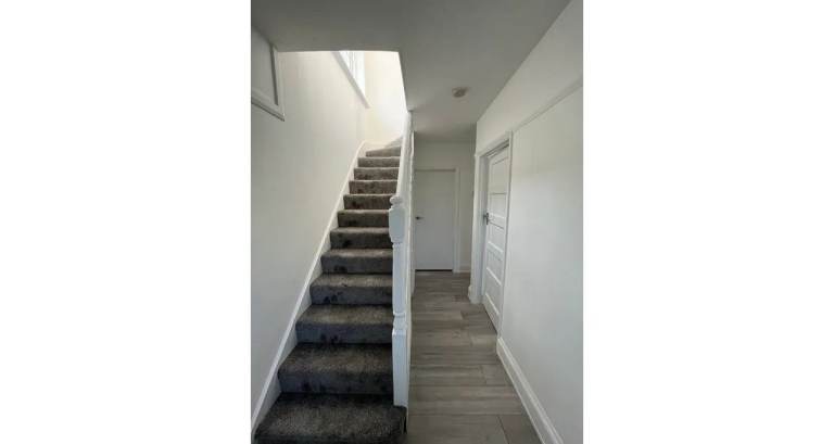 Spacious 3/4 Bedroom Family Home with Garden Office, Large Driveway – Walking distance to Station