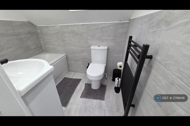 2 bedroom flat in Wortley Lodge, Leeds, LS12 (2 bed) (#2716648)