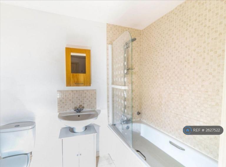 1 bedroom flat in Hengist Way, Wallington, SM6 (1 bed) (#2627522)