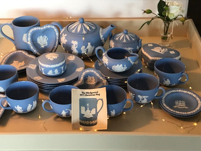 31 Piece The Wedgwood Christmas Tea, Cake Porcelain Set