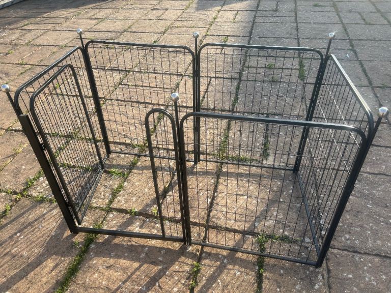 Pet playpen / play gate
