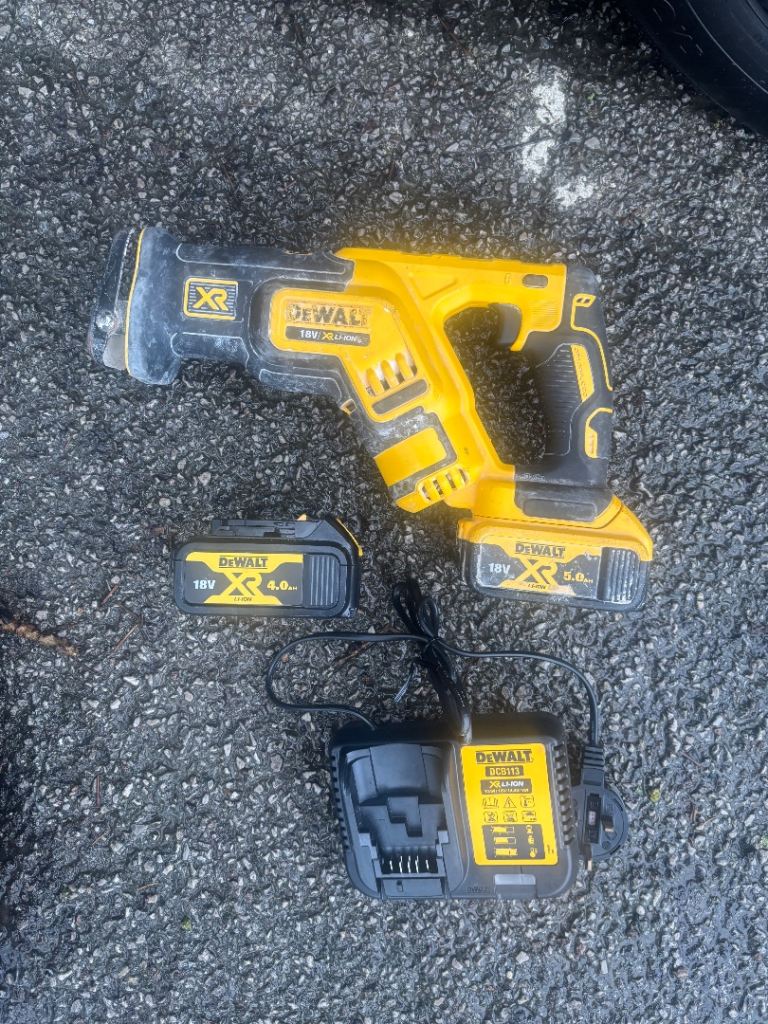 Dewalt 18v XR Rep saw 2 batts charger 