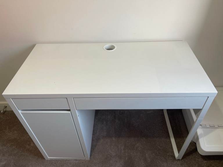 Office Table & Gaming Chair - As good as New for Urgent Sale