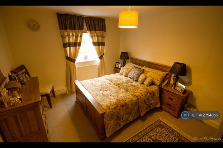 2 bedroom flat in Uxbridge, London, UB10 (2 bed) (#2754366)