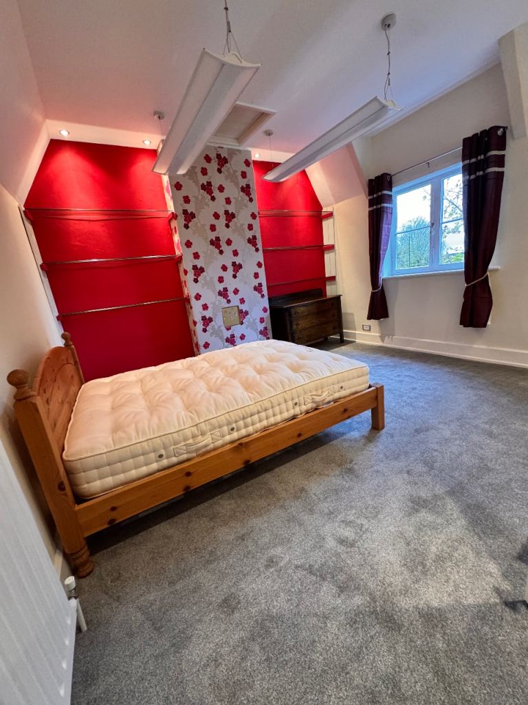 Near Dereham Large bedroom, kitchen area & washroom