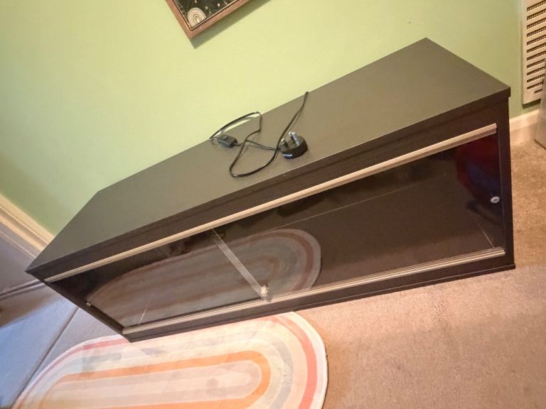 Reptile vivarium & UVB light - basically new  