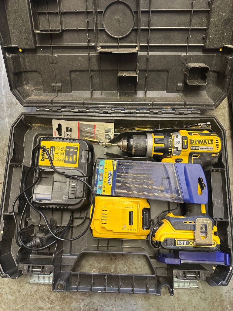 DeWalt Cordless Drill Kit - 18V with Charger & Bits