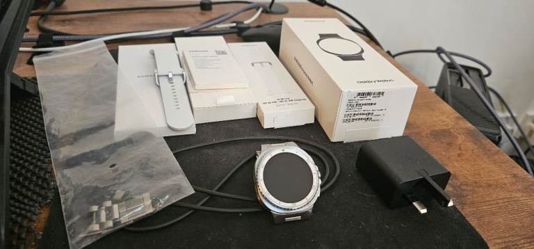 Galaxy Watch 8 Classic White 46mm with Spigen Steel Bracelet & 25w Samsung usb C Charger