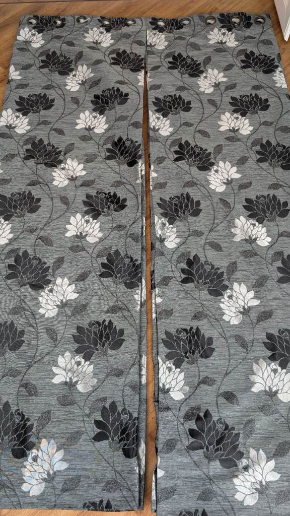 Eyelet curtains 52x86 inches