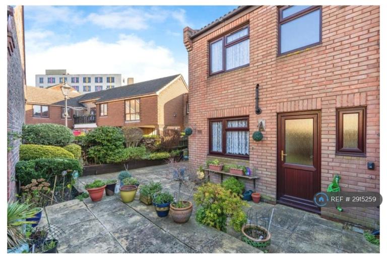 4 bedroom house in Sea Mill Gardens, Portsmouth, PO1 (4 bed) (#2915259)