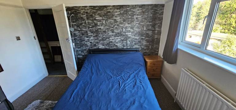 Large Furnished double room available in Quiet House with Great Transport Links to London