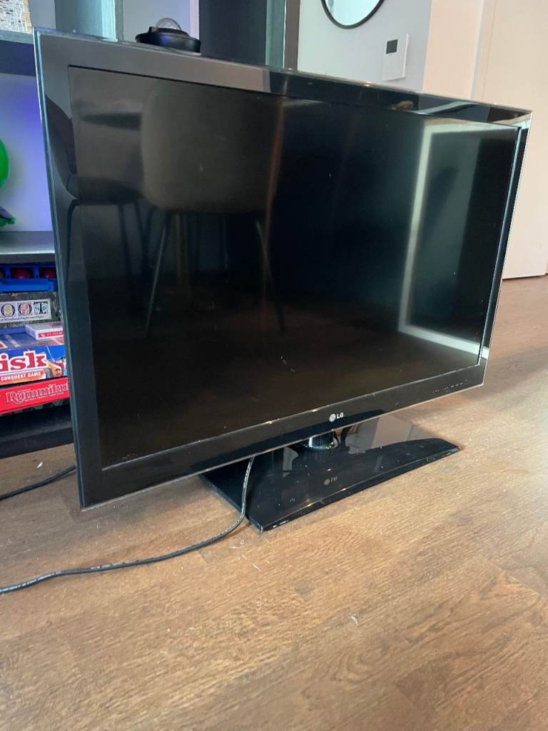 LG 39 Inches (39") TV. 