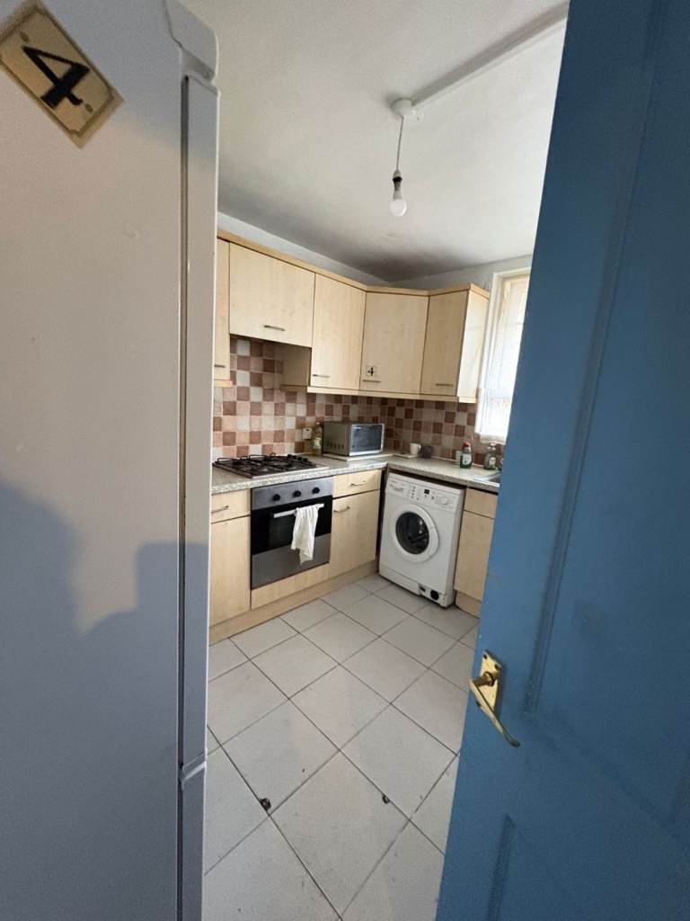  room in North Finchley 