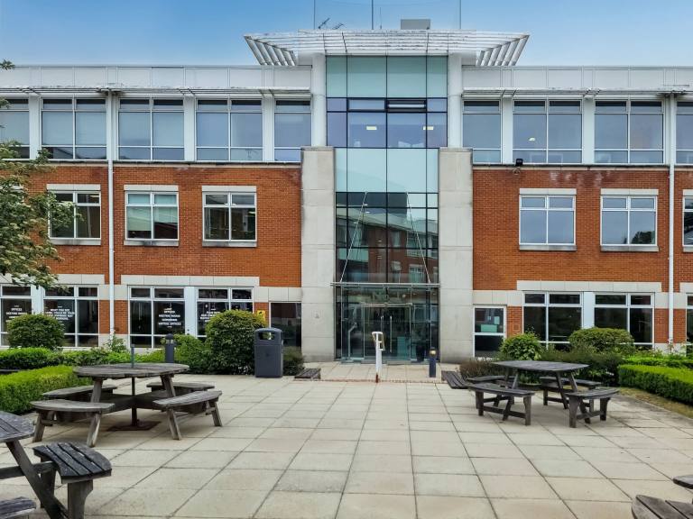 Gerrards Cross - SL9 0BG \ Private Office for Teams of 2