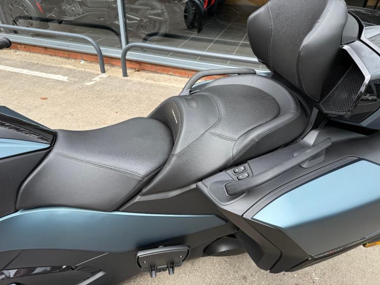 2025 Can-Am Spyder RT Limited 1330cc 6 speed semiauto trike MINERAL BLUE
