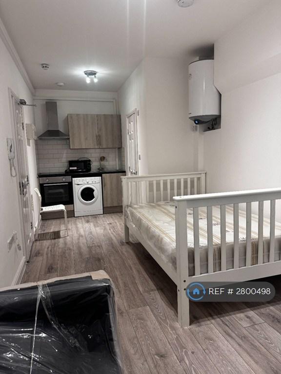 Studio flat in High Street, Croydon, CR0 (#2800498)