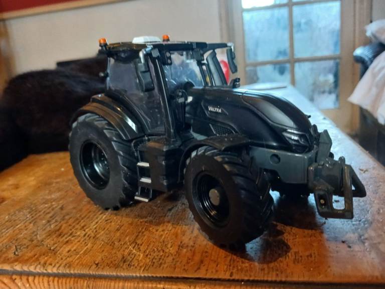 Valtra Tractor 1:32 model 