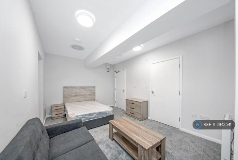Studio flat in Stile Common Road, Huddersfield, HD4 (#2942541)
