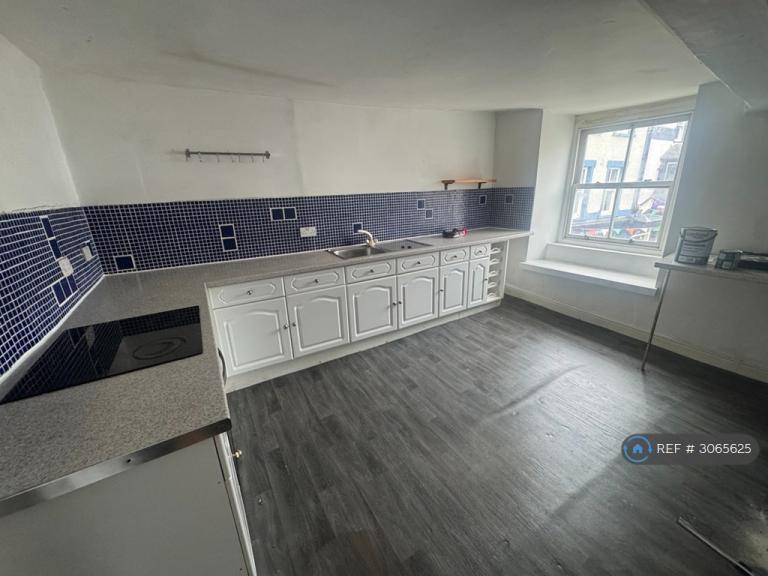 3 bedroom flat in Tan Y Graig, Llanrwst, LL26 (3 bed) (#3065625)