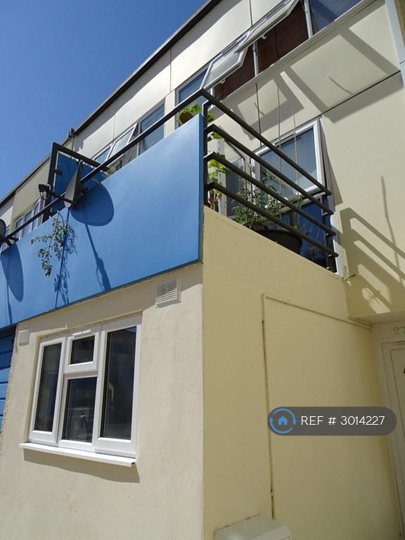 Studio flat in Glamorgan Close, Mitcham, CR4 (#3014227)