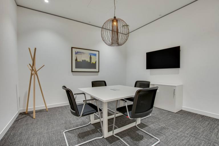 Manchester - M50 1RF \ Flexible Office Space with 5 Workstations