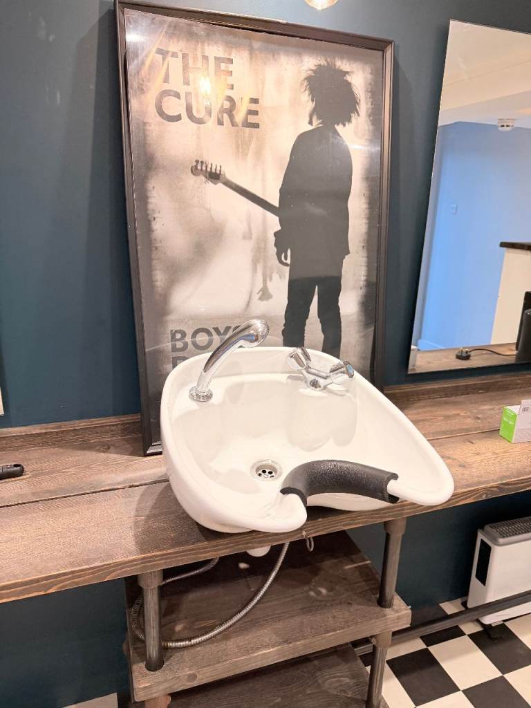 Prime Commercial Property for Rent near Leeds Bradford Airport – Former Hair Salon Barbers