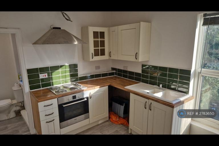1 bedroom flat in Linaker Road, Sheffield, S6 (1 bed) (#2783650)