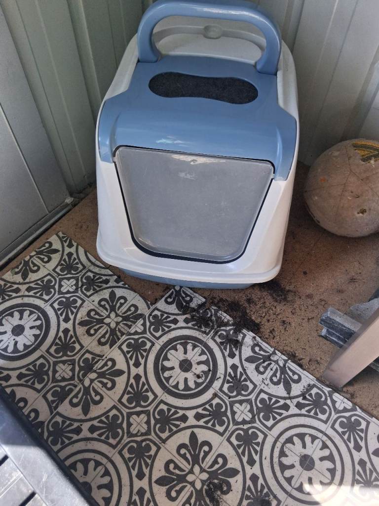 Hooded cat litter tray