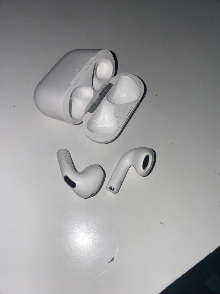 Apple AirPods pro (2nd generation) with Charging Case – Great Condition