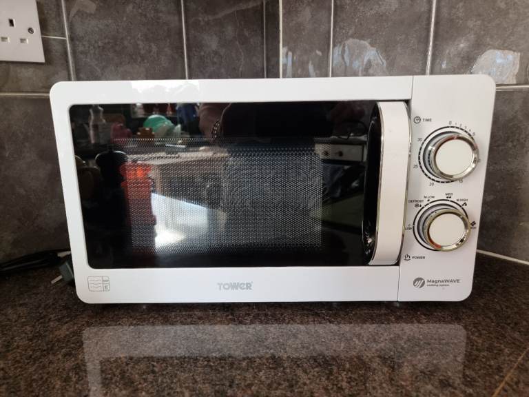 Tower 20L 800W Manual Microwave – White, Good Condition