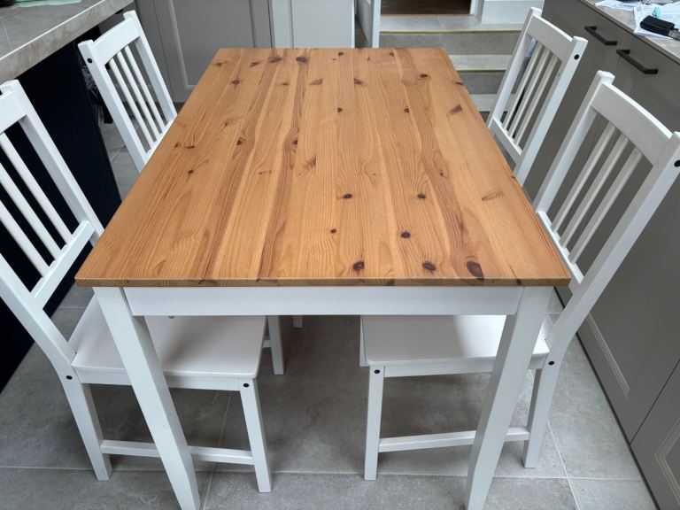 Dining table and 4 chairs matching set - excellent condition!