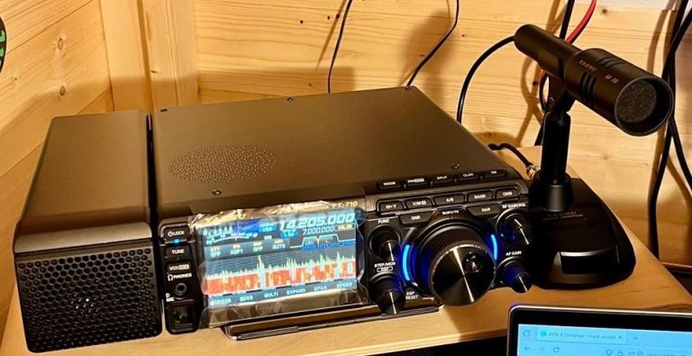 YAESU FT710