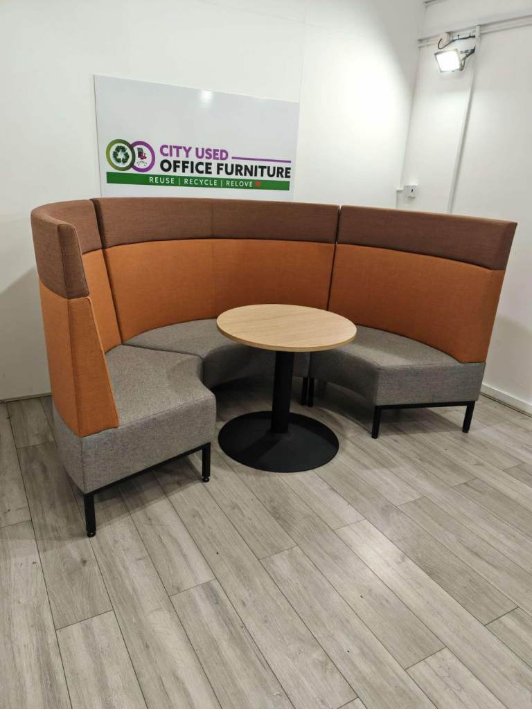 Techo 4-Person Crescent Moon Booth