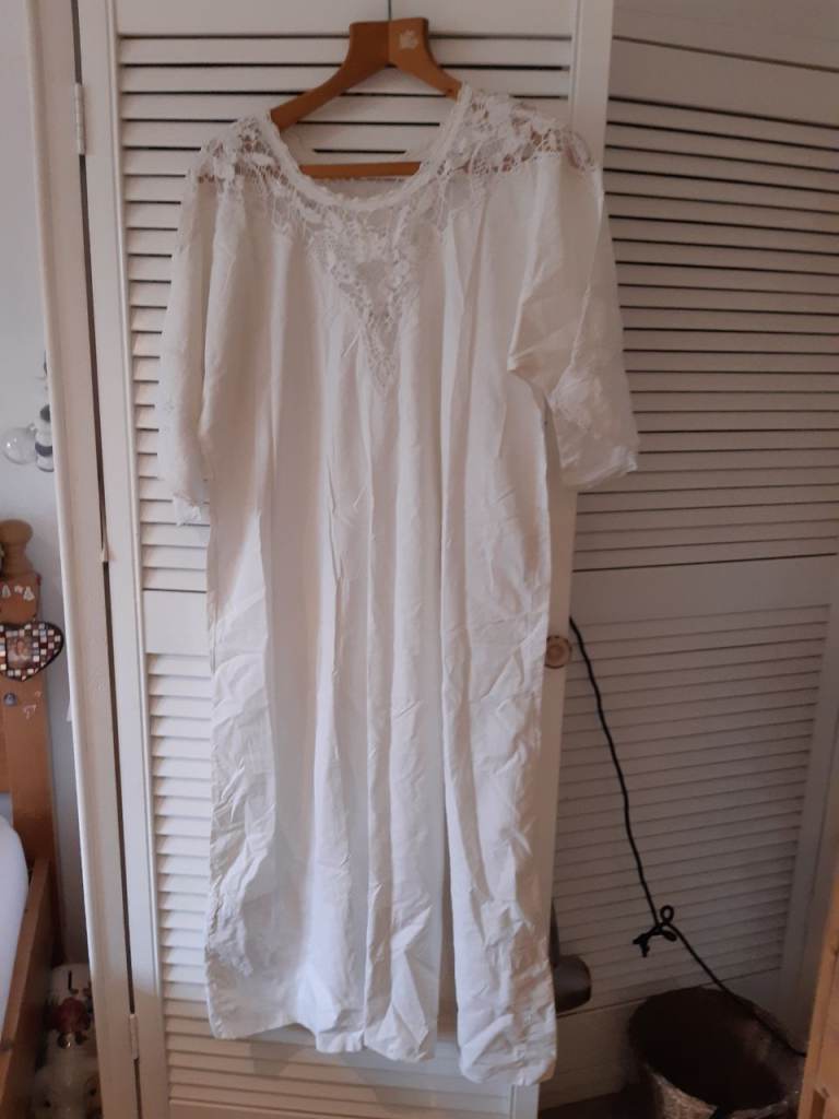 Cotton nightgown with lace