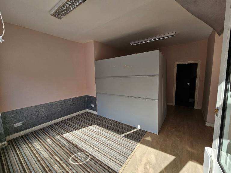 Shop to rent charminster