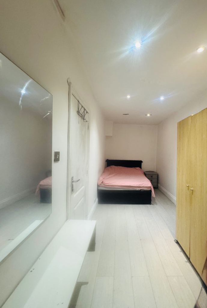 LE4 room only in house modern spacious 