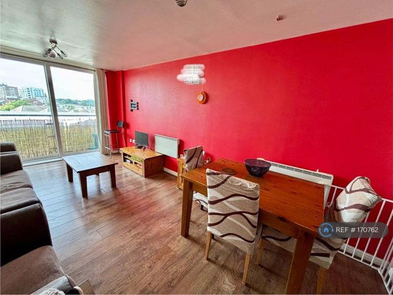 2 bedroom flat in Camellia House, Feltham, TW13 (2 bed) (#170762)