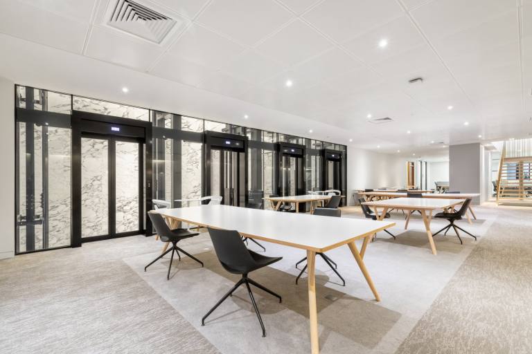 London - SW1Y 4JU \ Office Space for Teams with 5 Workstations